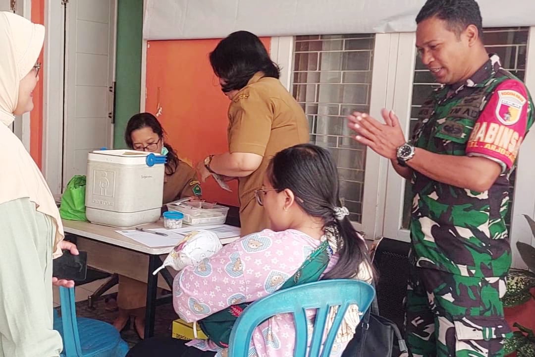 Babinsa Blimbing hadir mengawal program imunisasi di Arjosari. (ist) Perkuat Perlindungan Balita dari Penyakit, Babinsa Blimbing Kawal Imunisasi