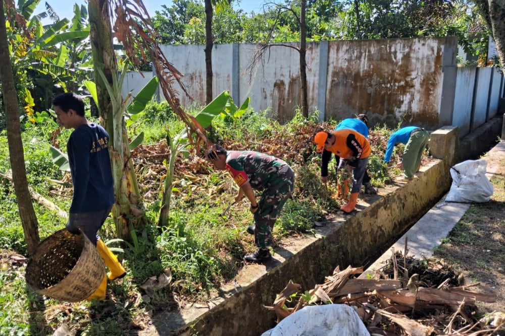 Babinsa Bakalankrajan turut berpartisipasi dalam kegiatan kerja bakti bersama warga. (ist) Babinsa Bakalankrajan Ikut Warga Kerja Bakti untuk Wujudkan Lingkungan Bersih