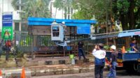 Petugas Dishub Kota Malang saat melakukan pembersihan di halte dekat SMAN 1 Malang. (Seru.co.id/bas) 37 Halte di Kota Malang Butuh Perawatan Serius, Dishub Akui Keterbatasan Anggaran