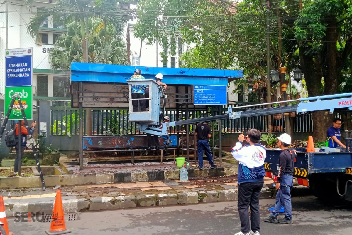 Petugas Dishub Kota Malang saat melakukan pembersihan di halte dekat SMAN 1 Malang. (Seru.co.id/bas) 37 Halte di Kota Malang Butuh Perawatan Serius, Dishub Akui Keterbatasan Anggaran