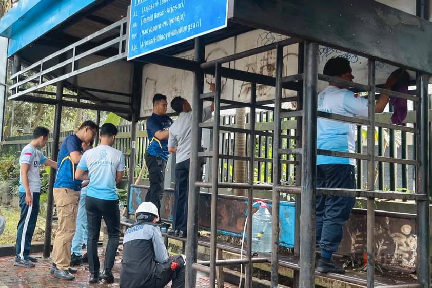 37 Halte di Kota Malang Butuh Perawatan Serius, Dishub Akui Keterbatasan Anggaran 1 Petugas Dishub Kota Malang menemukan adanya vandalisme di halte. (Seru.co.id/bas)