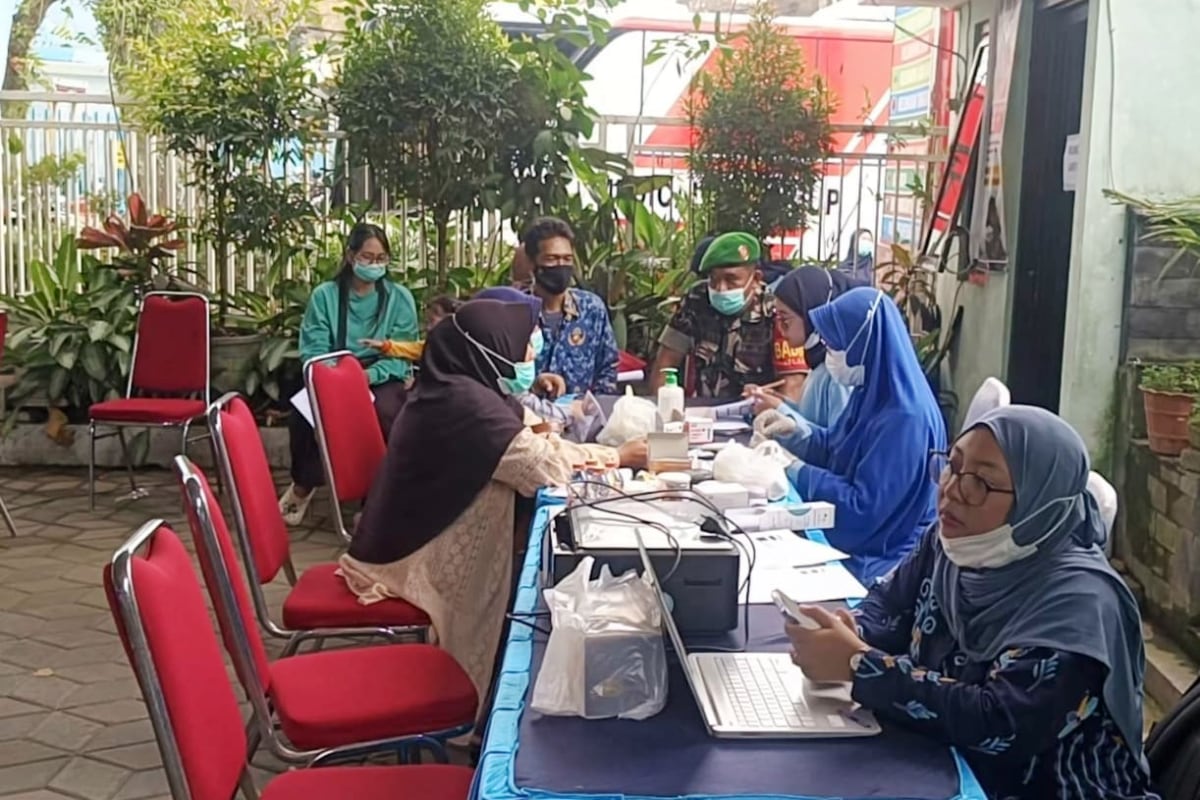 Babinsa Koramil 0833-01/Klojen hadir mendampingi layanan deteksi dini penyakit paru di Kasin. (ist) Babinsa Klojen Kawal Layanan Kesehatan Gratis di Kasin, Deteksi Dini Penyakit Paru