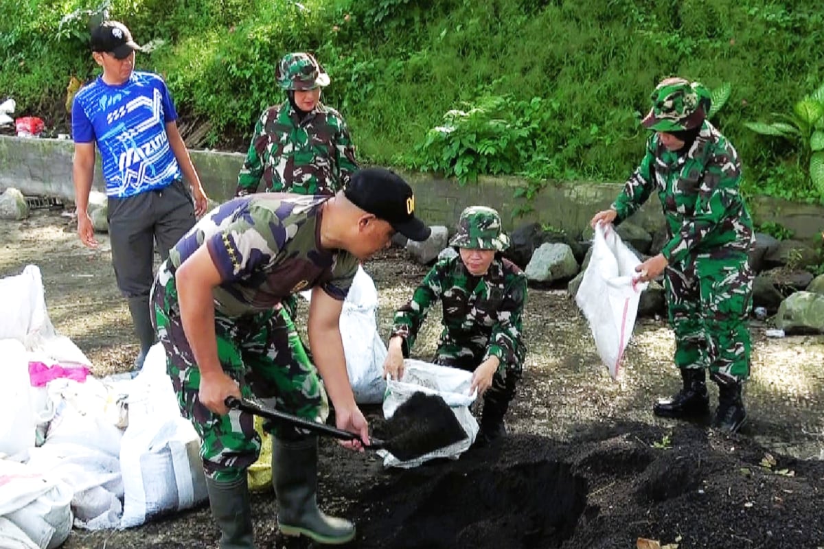 Kowad Kodim 0833 Bantu Pembangunan Jembatan Perintis Garuda Klojen