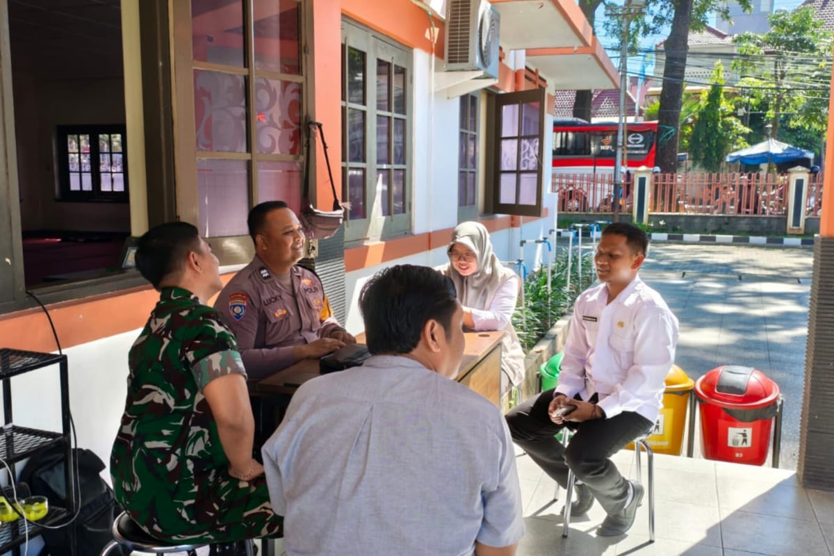0833-01/Klojen melaksanakan kegiatan silaturahmi ke Sekolah Rakyat Malang (SRMA) 22 Kota Malang. (Ist) Babinsa Koramil 0833-01 Klojen Kunjungi SRMA 22 untuk Eratkan Silaturahmi