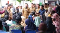 Gus Fawait saat pantau cetak E-KTP di Kecamatan. (Seru.co.id/sgt) Jember Resmi jadi Satu-satunya di Jatim Bisa Cetak E-KTP Langsung di Kecamatan