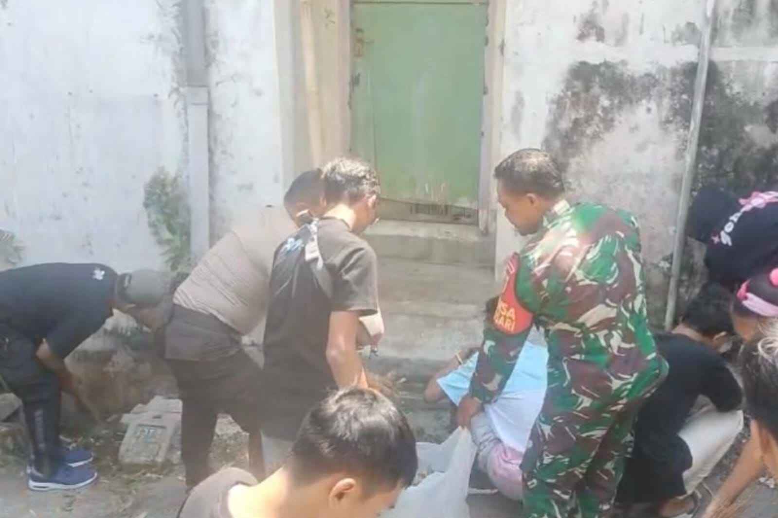 koramil 1_11zon Babinsa Koramil Lowokwaru dan Warga Lakukan Gerakan Angkat Sampah dan Sedimen