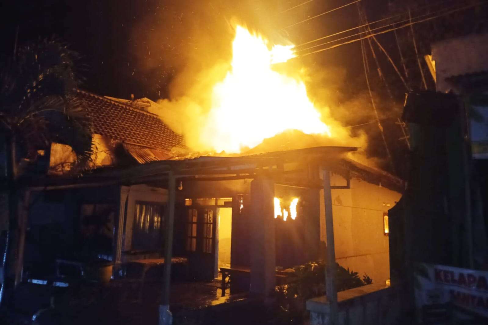 terbakar 2_11zon Tinggal Seorang Diri, Rumah Wanita Lansia di Pakis Terbakar