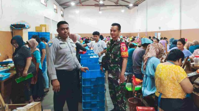 Babinsa Bumiayu Sambangi Pabrik Rokok, Ajak Pelaku Usaha Sinergi Jaga Kamtibmas