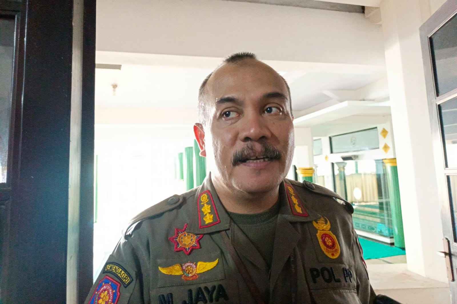Tekan PKL Membandel, Masyarakat Diimbau Tidak Belanja di Pinggir Jalan Veteran 1 Tekan PKL Membandel, Masyarakat Diimbau Tidak Belanja di Pinggir Jalan Veteran