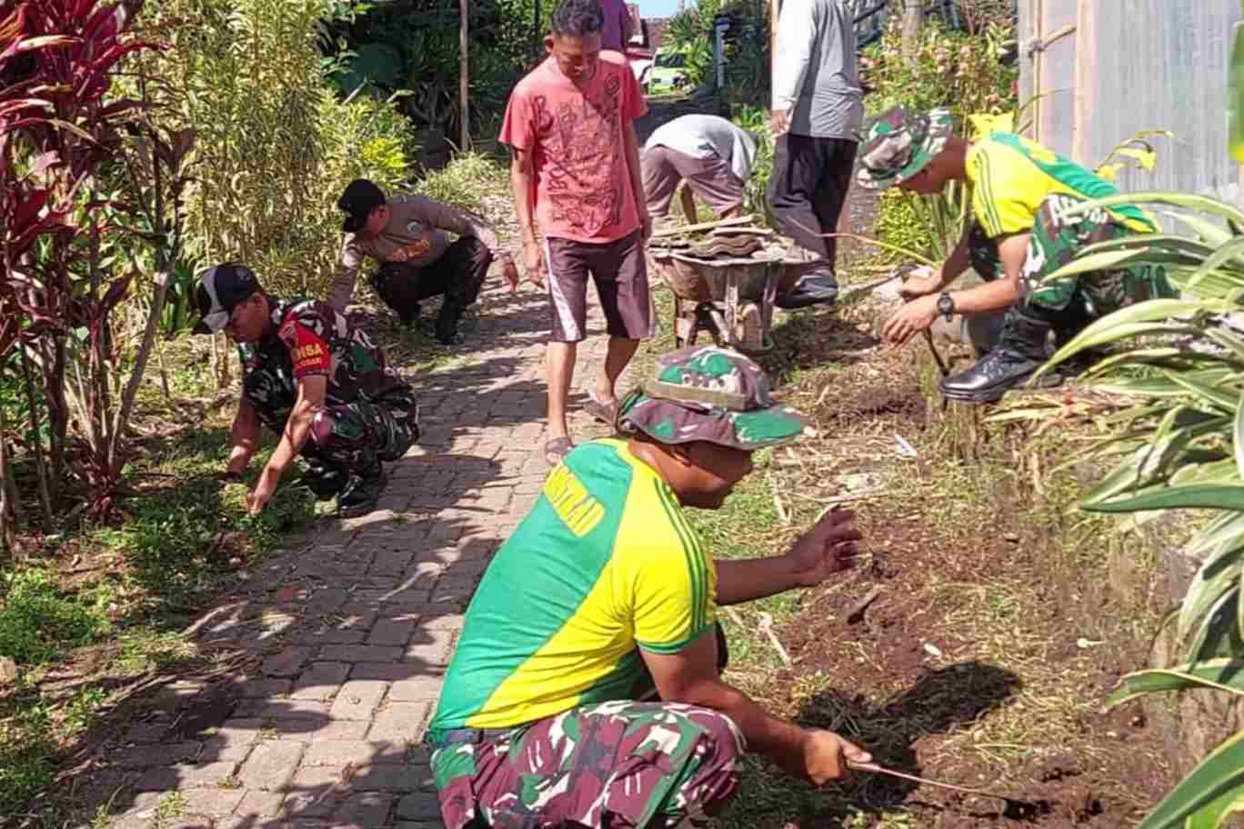 Kegiatan gotong-royong_11zon Babinsa Koramil 0833-03 Blimbing dan Warga Bergotong Royong Bersihkan Lingkungan