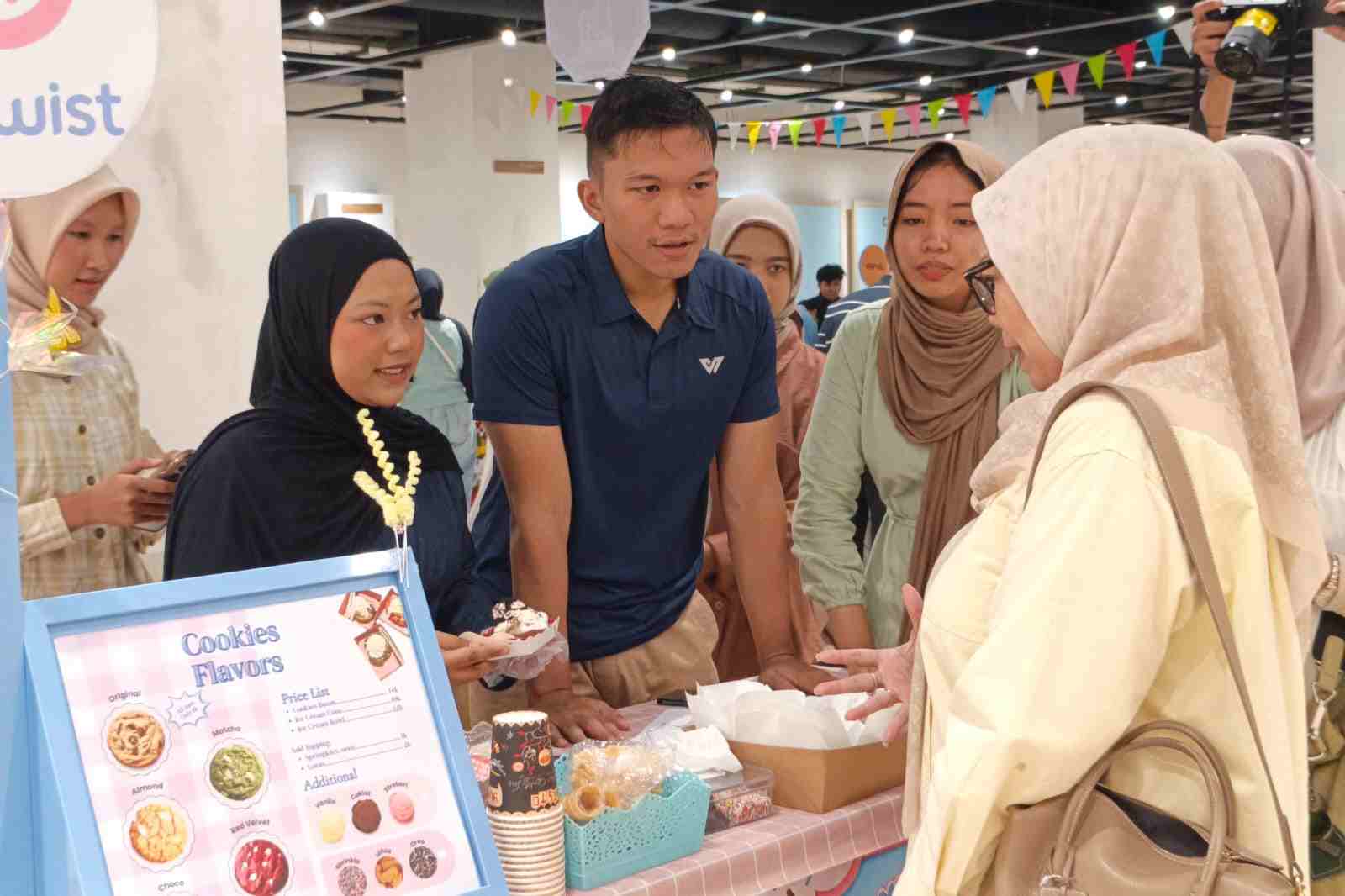 Mahasiswa FEB UB_11zon Sustain-Bazaar 2026 Ajang Mahasiswa FEB UB Asah Skill Bisnis di Transmart Malang
