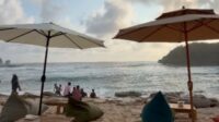 Menikmati panorama laut Membedah Daya Tarik Pantai Tanjung Penyu: Destinasi "Paket Lengkap" di Malang Selatan