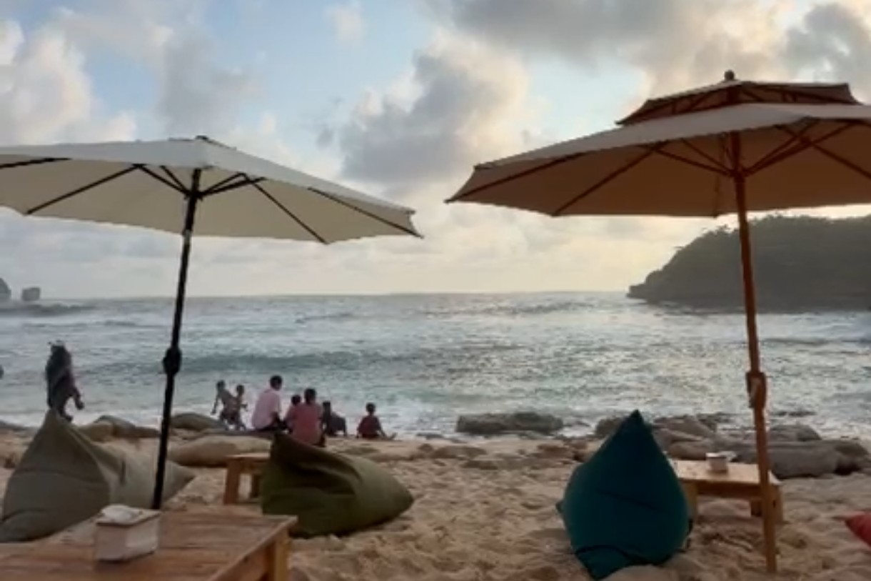 ​Membedah Daya Tarik Pantai Tanjung Penyu: Destinasi "Paket Lengkap" di Malang Selatan