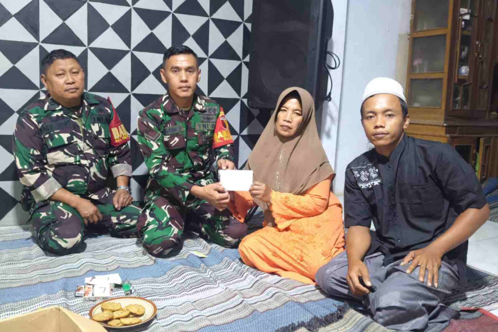 Pendampingan penyerahan_11zon Babinsa Kelurahan Cemorokandang dan Sukoharjo Dampingi Warga Serahkan Santunan Satpam Ditusuk Maling