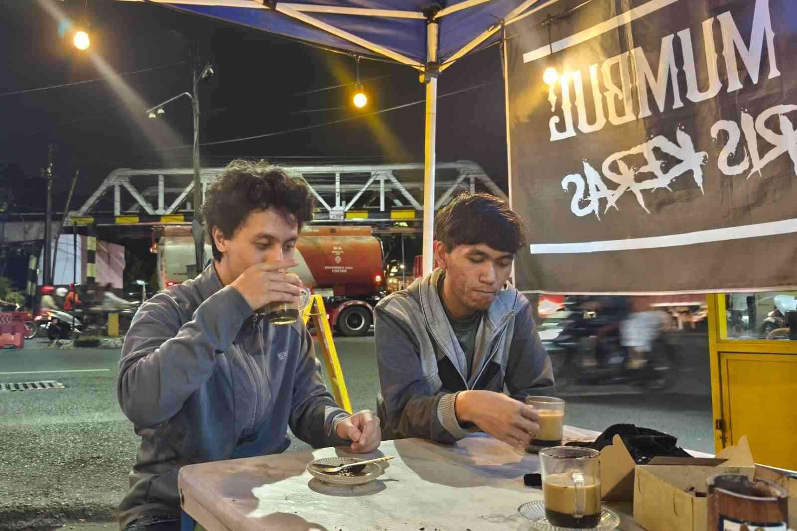​Ipok Mumbul Garis Keras, Titik Temu Suporter, Sejarah Buk Gluduk, dan Sensasi Kopi 'Gluduk'