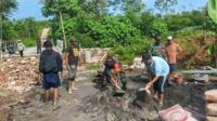 Personel Koramil Sukun 7_11zon Personel Koramil Sukun Turun Langsung Lakukan Pengecoran Jalan Jembatan Perintis Garuda