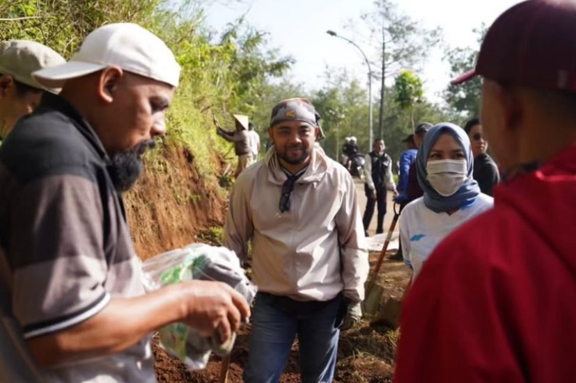 ​Tetap Produktif di Hari Libur, Plt. Wali Kota Batu Pimpin Kerja Bakti Jalan Tembus Paralayang-Brau