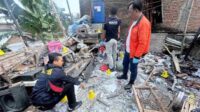 Proses olah TKP 3_11zon Rumah Meledak Diduga Karena Bubuk Petasan, Pemilik Meninggal Dengan Luka Bakar