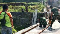 Proses pembangunan Jembatan Perintis Garuda. (Ist_11zon Personel Koramil Sukun Terus Dampingi Pembangunan Jembatan Perintis Garuda Hingga Rampung