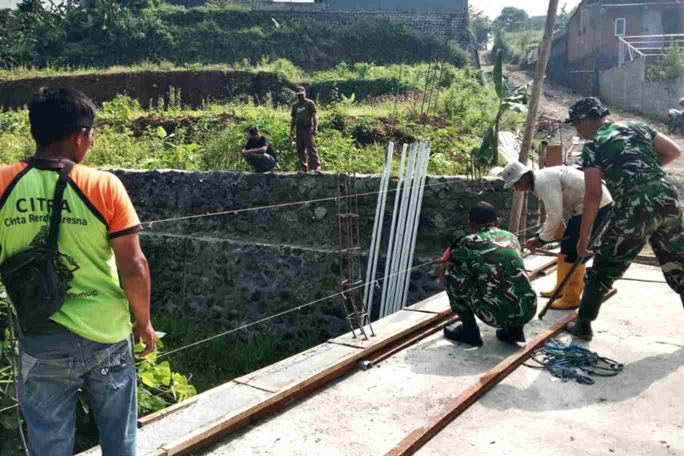 Proses pembangunan Jembatan Perintis Garuda. (Ist_11zon Personel Koramil Sukun Terus Dampingi Pembangunan Jembatan Perintis Garuda Hingga Rampung