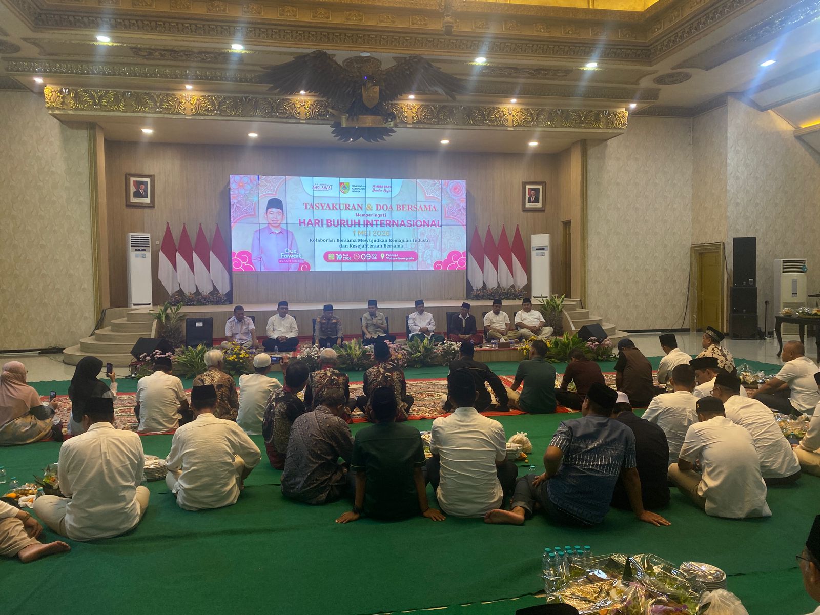Suasana tasyakuran dan do’a bersama peringatan hari Buruh Internasional di Pendapa Wahyawibawagraha. (Seru.co.id/sgt) Peringati May Day, Gus Fawait Sebut Kesejahteraan Buruh Harus Terjamin