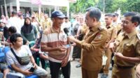 Bupati Jember Muhammad Fawait saat pantau cetak E-KTP di Kecamatan. (Ist.) Bupati Jember Tegaskan Urus KTP-KK Tak Boleh Dipungut Biaya Sepeser Pun