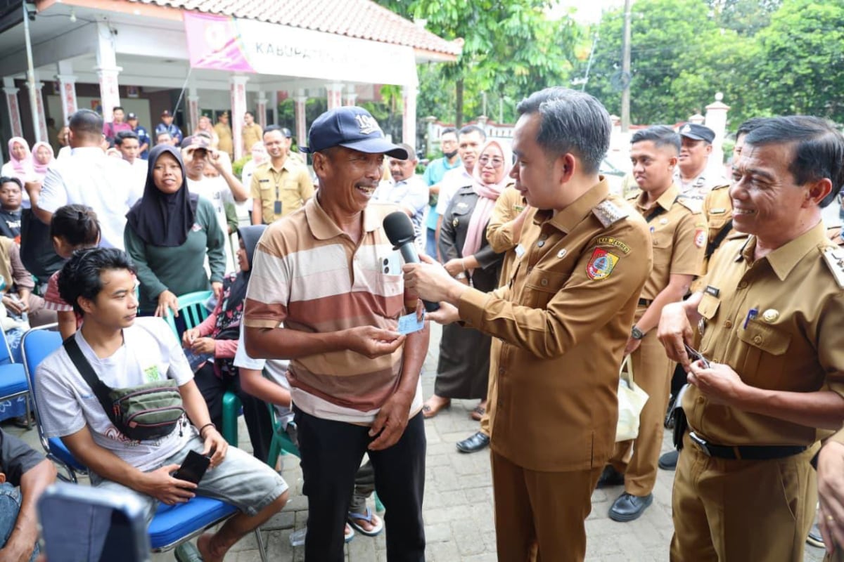 Bupati Jember Muhammad Fawait saat pantau cetak E-KTP di Kecamatan. (Ist.) Bupati Jember Tegaskan Urus KTP-KK Tak Boleh Dipungut Biaya Sepeser Pun