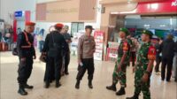 Babinsa Klojen terlibat dalam upaya mengintensifkan pengawasan di Stasiun Malang. (ist) Babinsa Klojen Intensifkan Pengawasan di Stasiun Malang Demi Tingkatkan Keamanan Penumpang