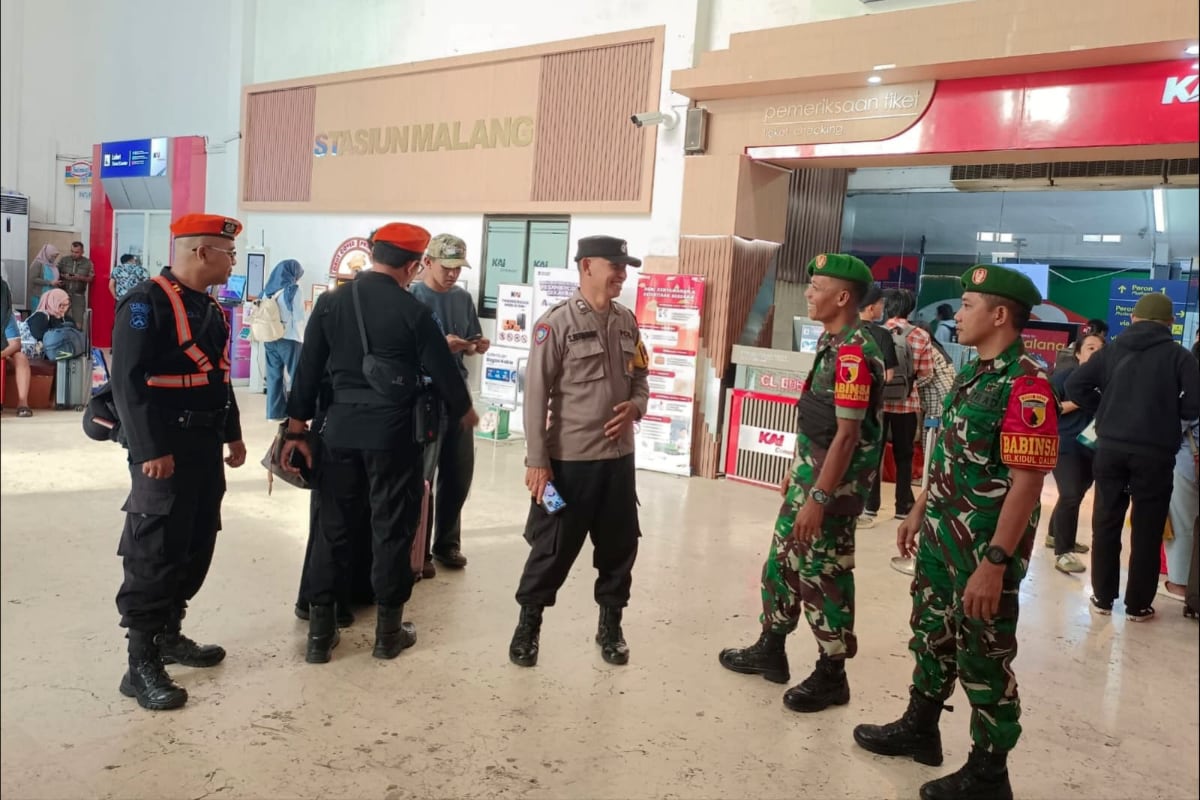 Babinsa Klojen Intensifkan Pengawasan di Stasiun Malang Demi Tingkatkan Keamanan Penumpang
