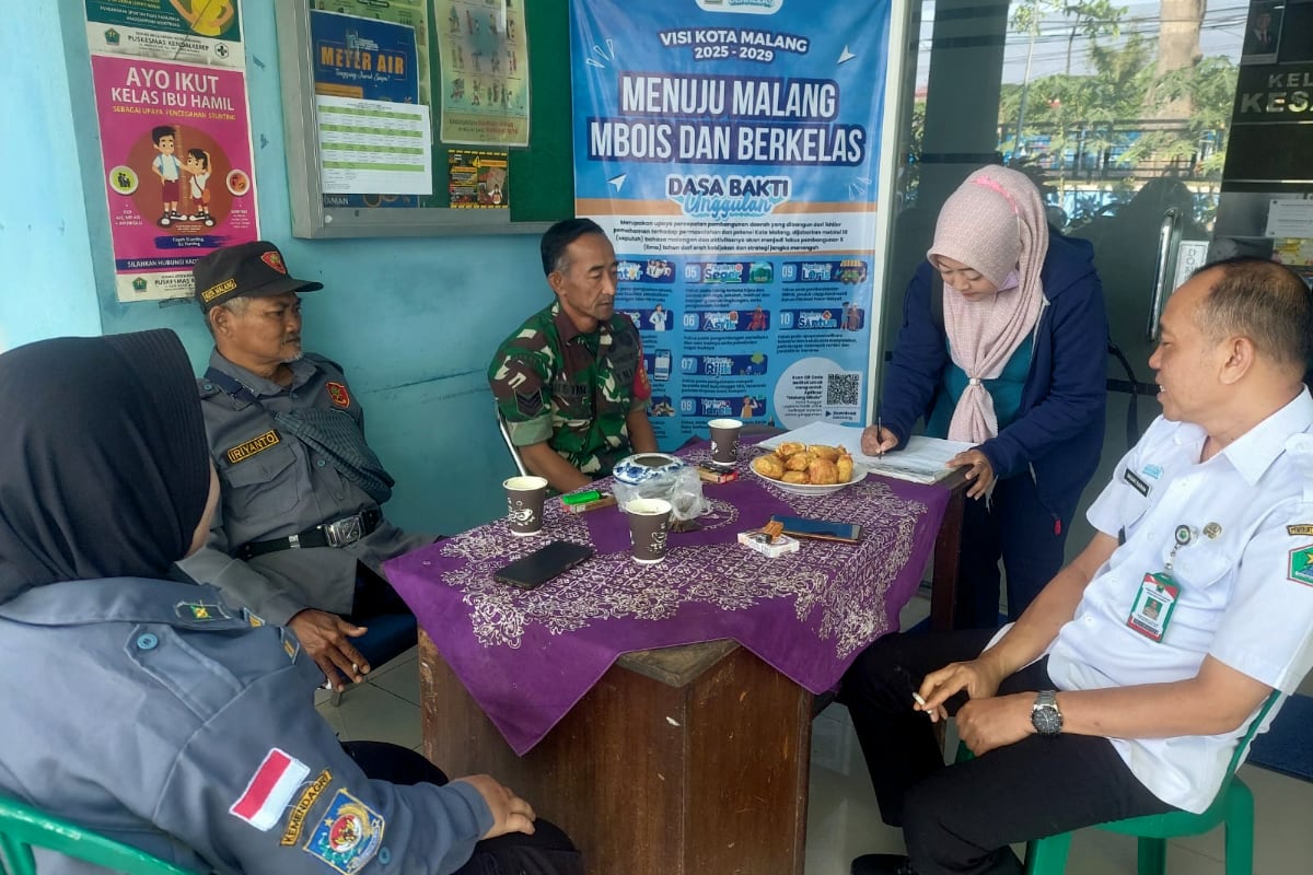 Babinsa Kelurahan Kesatrian melakukan anjangsana dengan perangkat kelurahan dan warga. (ist) Babinsa Kesatrian Serap Aspirasi Warga Lewat Anjangsana