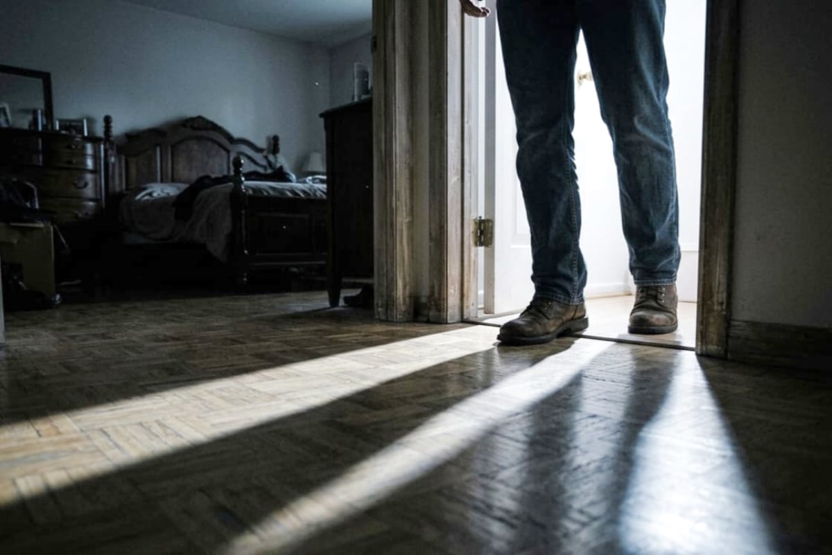 Ilustrasi kasus kekerasan seksual di pesantren. (AI Generated) Poin Penting Usai Pengasuh Pesantren Tlogowungu Pati Diperiksa Terkait Dugaan Pemerkosaan