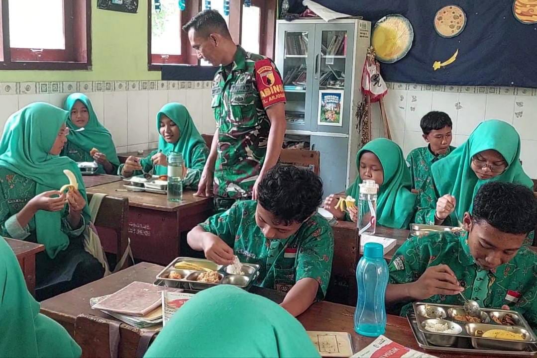 Babinsa Blimbing mendampingi pelaksanaan MBG di SMPN 16 Malang. (ist) Babinsa Blimbing Dampingi Pelaksanaan Program MBG di SMPN 16 Malang