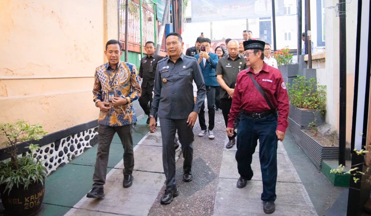Wali Kota Malang bersama Kepala Perwakilan BI Malang mengelilingi kawasan heritage Kayutangan. (ist)
