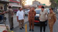 Bupati Fawait saat tinjau perbaikan jalan. (Ist.) Keluhan Warga Jember Dijawab, Pemkab Jember-Pemprov Jatim Garap Jalan Jombang-Kencong