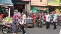 Personel Koramil Kedungkandang terlibat dalam penertiban PKL Pasar Kebalen. (ist) Personel Koramil Kedungkandang Ikut Penertiban PKL Pasar Kebalen