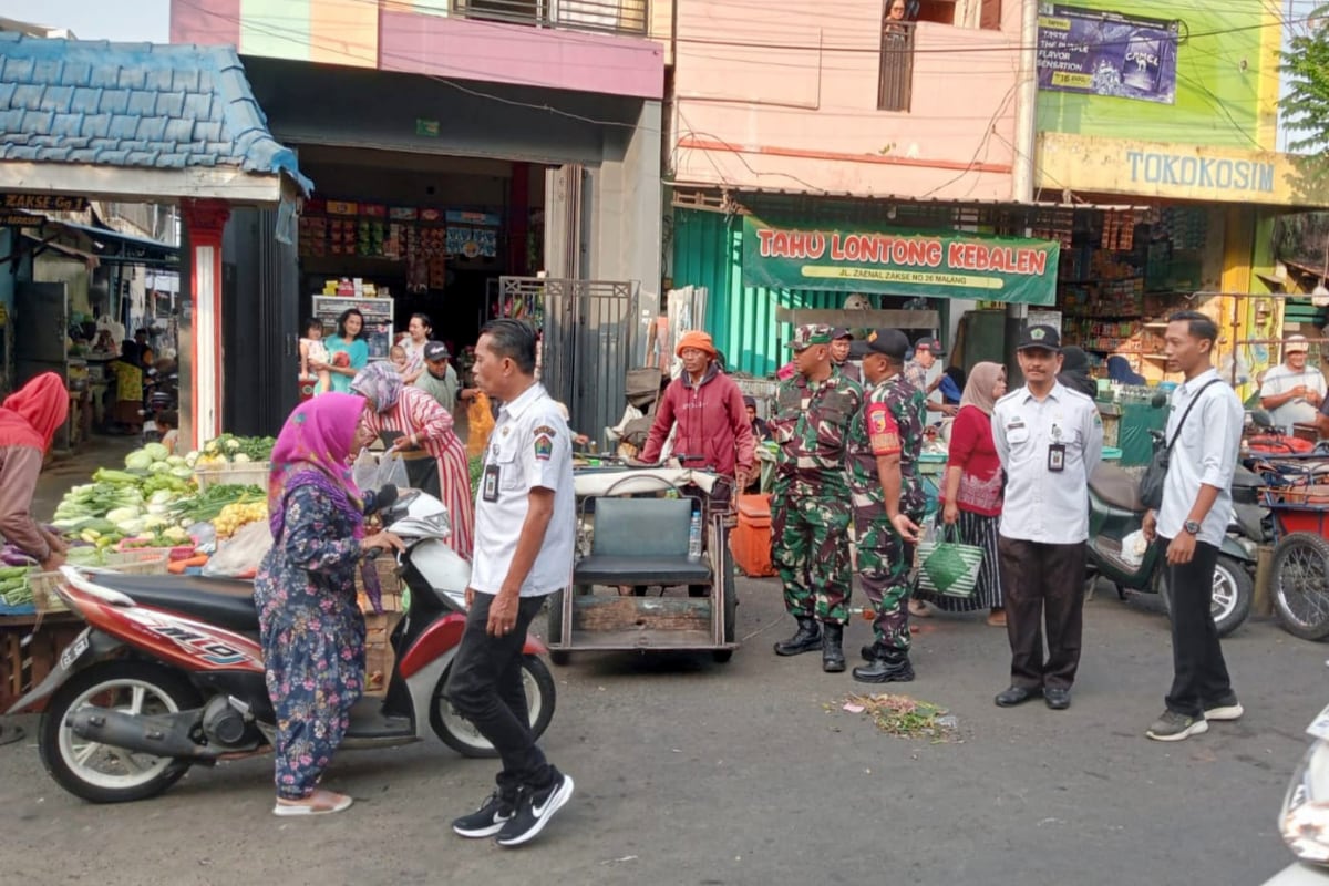 Personel Koramil Kedungkandang Ikut Penertiban PKL Pasar Kebalen