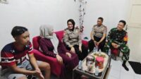 Babinsa dan Bhabinkamtibmas Bareng saat melakukan anjangsana ke rumah warga. (ist) Babinsa dan Bhabinkamtibmas Bareng Perkuat Kamtibmas Lewat Anjangsana Warga