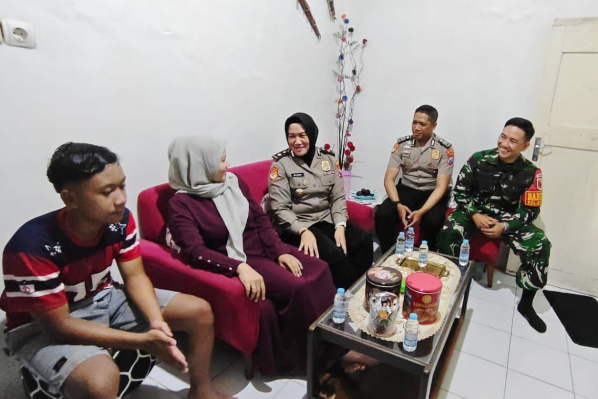 Babinsa dan Bhabinkamtibmas Bareng saat melakukan anjangsana ke rumah warga. (ist) Babinsa dan Bhabinkamtibmas Bareng Perkuat Kamtibmas Lewat Anjangsana Warga