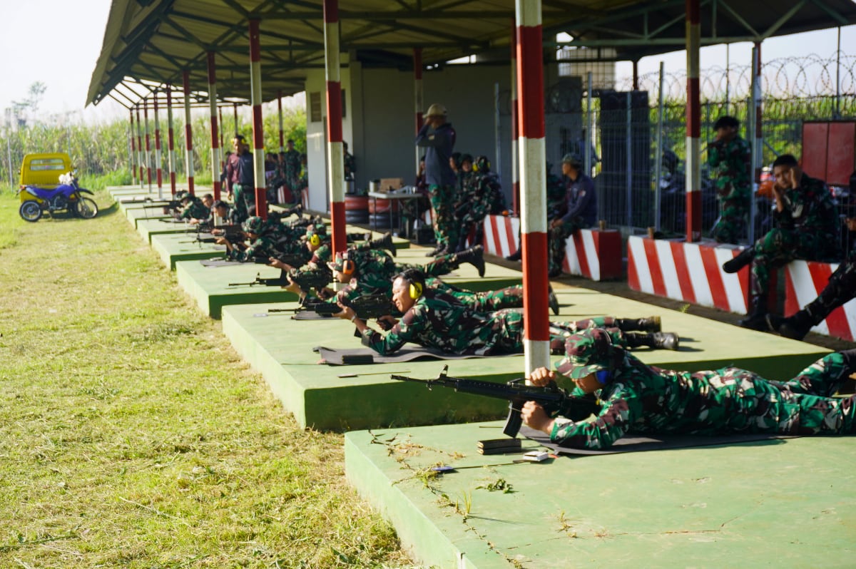 Latihan menembak yang dilaksanakan oleh Perwira, Bintara dan Tamtama Lanud Abd. Saleh. (Pentak Abd. Saleh) Prajurit Lanud Abdulrachman Saleh Asah dan Jaga Kemahiran Menembak