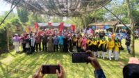 Foto bersama di acara Festival Egrang Tanoker ke-14. (Seru.co.id/sgt) Pj Sekda Jember Apresiasi Peluncuran Festival Egrang Tanoker ke-14