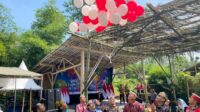 Suasana penerbangan balon sebagai simbolis dimulainya acara Festival Egrang ke-14. (Seru.co.id/sgt) Festival Egrang ke-14 Jember, Solusi Digital Well-Being hingga Diplomasi Budaya