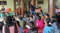 Warga Bumiaji serius mendengarkan paparan materi dari Polres Batu tentang bahaya Narkoba. (Dok. Humas Polres Batu) Satresnarkoba Polres Batu Edukasi Anti-Narkoba melalui Binluh di Bumiaji