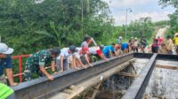 Personel TNI dan Masyarakat Gotong Royong Dukung Percepatan Pembangunan Jembatan Perintis Sukun