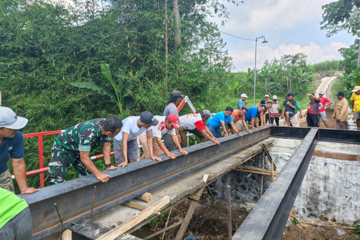 Personel TNI dan Masyarakat Gotong Royong Dukung Percepatan Pembangunan Jembatan Perintis Sukun