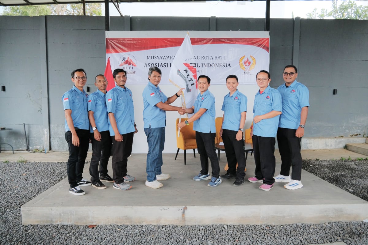 Ketua ALTI Provinsi Jawa Timur Fibbryan Kusumadhana ST menyerahkan bendera ALTI ke ketua terpilih ALTI Kota Batu, Kristian Natanael E.S., S.E (dok. ALTI) ALTI Sukses Gelar Muscab Serentak di Kota Batu