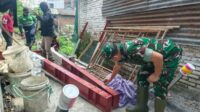 Personel Kodim 0833 terlibat aktif dalam pembangunan Jembatan Perintis Garuda. (ist) Gotong Royong Personil Kodim 0833 dan Warga Percepat Pembangunan Jembatan Perintis Garuda