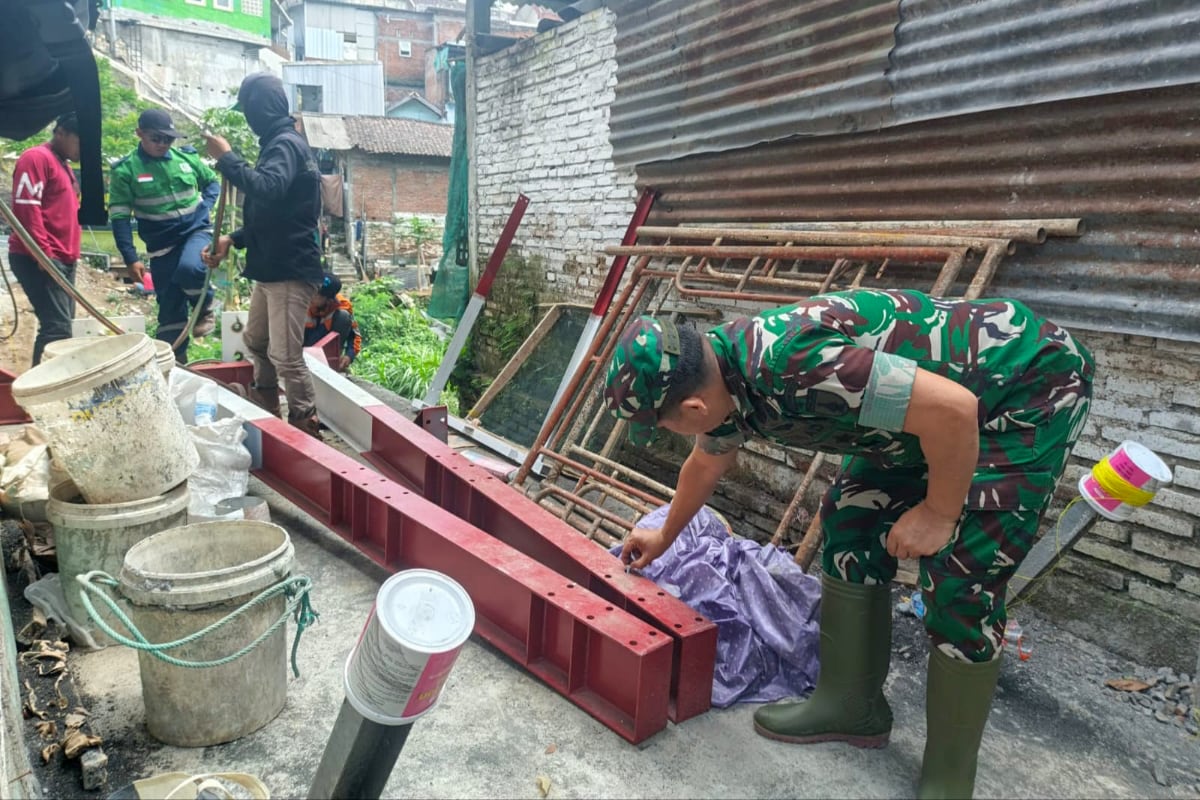 Personel Kodim 0833 terlibat aktif dalam pembangunan Jembatan Perintis Garuda. (ist) Gotong Royong Personil Kodim 0833 dan Warga Percepat Pembangunan Jembatan Perintis Garuda