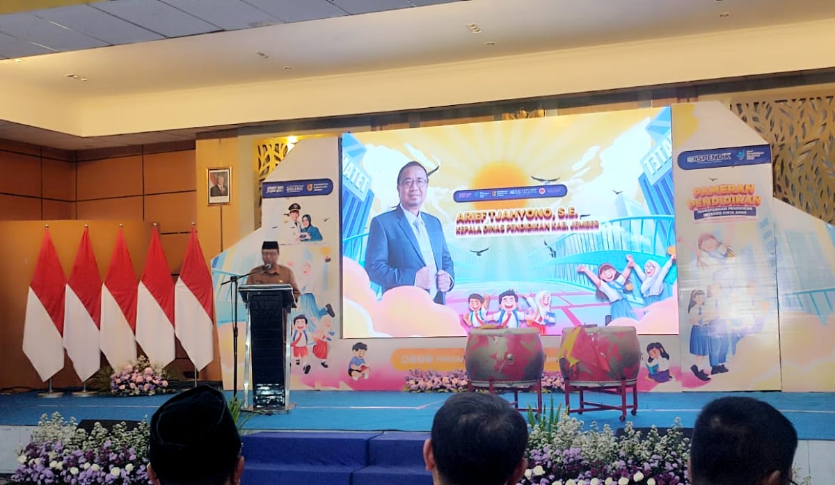 Kepala Dinas Pendidikan Jember, Arief Tjahyono saat memberikan sambutan di podium. (Ist.) Hardiknas 2026 di Jember Tak Sekadar Upacara, Ribuan Karya Siswa Dipamerkan