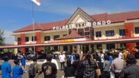 PMII Komisariat STAINH Peleyan, Kapongan, menggelar aksi unjuk rasa di Mapolres Situbondo, Senin ( 11/5/2026). (Seru.co.id/aza) Puluhan Massa Aksi Gelar Demo di Polres Situbondo, Tuntut Transparansi dalam Penanganan Kasus BBM Solar Bersubsidi