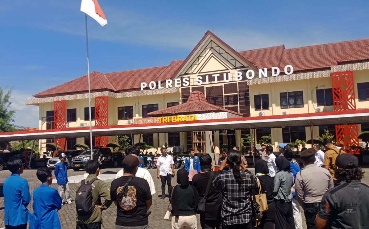 Puluhan Massa Aksi Gelar Demo di Polres Situbondo, Tuntut Transparansi dalam Penanganan Kasus BBM Solar Bersubsidi